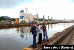 Рабочие на шлюзе Панамского канала, октябрь 2024 года