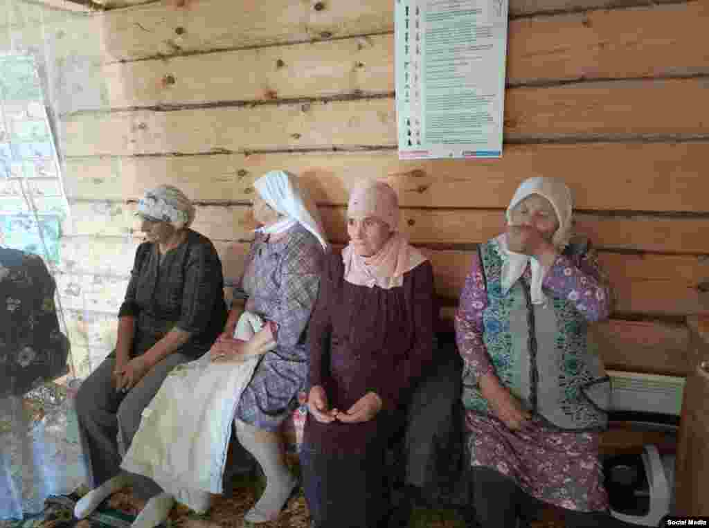 Борай районы Каенлык авылының "Җәннәт" мәчетенә килгән ханымнар. Фотолар Вконтакте битеннән. 