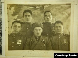 Садыр Мамбеткожоев (первый слева).