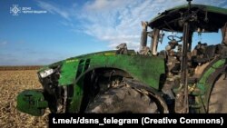 Трактор, пошкоджений через вибух російського дрона в полі, загинули люди, Ніжинський район, Чернігівська область, 3 листопада 2025 року