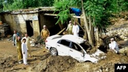 په بونیر کې خلک له خټو موټر وباسي - د اګست ۱۶مې انځور