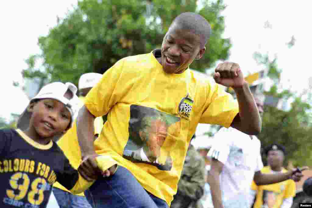 По африканской традиции скорбящие танцуют в память об ушедшем из жизни Манделы