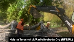 Міська влада, згідно з дозволом Міністерства культури, вирішила перенести радянські поховання та надмогильні плити з Пагорба Слави на міський Голосківський цвинтар