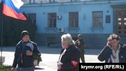Так звана «самооборона Криму» біля будівлі Ради міністрів АРК. Сімферополь, березень 2014 року