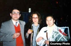 Солдон оңго: кытайлык кыргыз илимпозу Мамбеттурду Мамбетакун, немис кыргыз таануучусу Гундула Салк жана Гүлсайра Йасын (Мамбеттурдунун жубайы). 1996-жыл. Үрүмччү, КЭР. Gundula Salk, a German Turkologist, with her Kyrgyz friends in China (She is in the center). 1996.