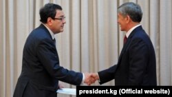 Кыргызстан. Вице-премьер-министр Шамил Атаханов менен президент Алмазбек Атамбаев. Бишкек. 14.03.2013