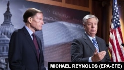 Сенатор-республіканець Ліндсі Грем (справа) і сенатор-демократ Річард Блументаль (ліворуч) вносять пропозицію засудити будь-які дії Росії проти суверенітету і територіальної цілісності України. Вашингтон, 29 вересня 2022 року