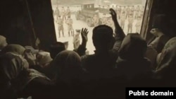 Момент погрузки крымских татар в вагоны для скота для дальнейшей депортации из Крыма. Кадр из фильма «Хайтарма»