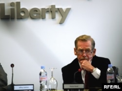 Колишній президент Вацлав Гавел головує на перших редакційних зборах в новій будівлі Радіо Свобода в Празі. 27 березня 2009 року