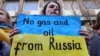 Протест в Брюсселе с требованием прекратить покупку газа и нефти в России, март 2022 года