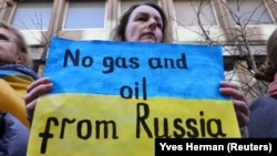 Протест в Брюсселе с требованием прекратить покупку газа и нефти в России, март 2022 года