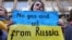 O femeie ține o pancartă în timpul unei demonstrații de susținere a Ucrainei în fața Ambasadei Germaniei, după invazia Rusiei în Ucraina, la Bruxelles, Belgia, 11 martie 2022.