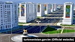 Aşgabatda bir dört ýoluň çatrygynda dikilen alabaý heýkeli.