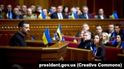 «Якщо партнери говорять так багато і так конкретно про вибори в Україні, то ми маємо дати українські законні відповіді на кожне питання і на кожен сумнів», – сказав Зеленський 