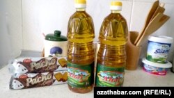 Магазины Ашхабада осуществляют продажу хлопкового масла "Ахал" вместе с другим товаром "в нагрузку"  