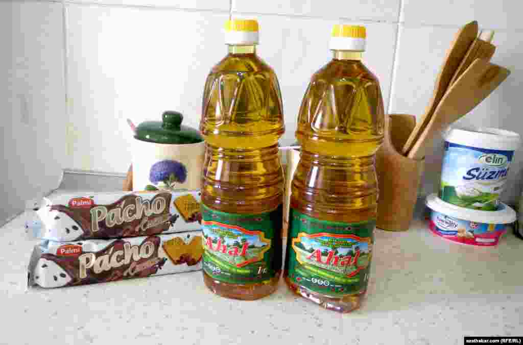 Хлопковое масло &quot;Ахал&quot; продается вместе с печеньем иностранного производства.&nbsp;