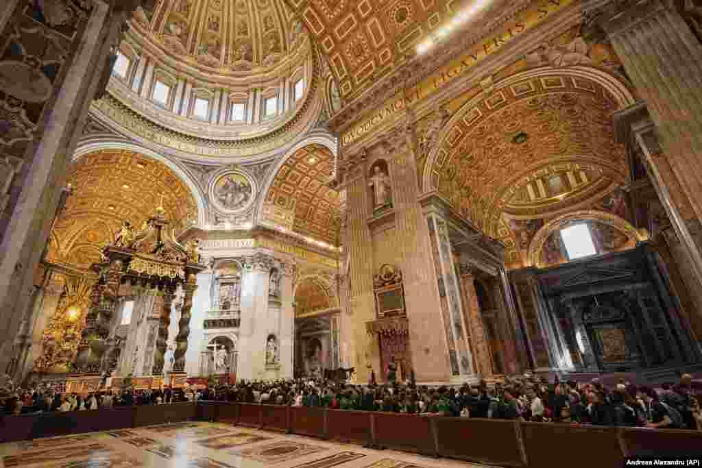 Базиліка Святого Петра у Ватикані. Люди стоять у черзі, щоб попрощатися з папою Франциском