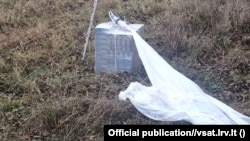 Зьдзьмуты шар з прычэпленымі кантрабанднымі цыгарэтамі на тэрыторыі Літвы, архіўнае фота