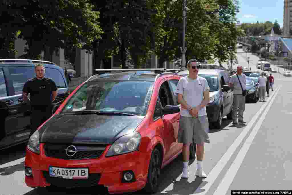 Люди на вулицях Києва зупинилися, щоб вшанувати загиблого пілота Максима Устименка