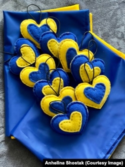 Синьо-жовті серця, які шиє переселенка