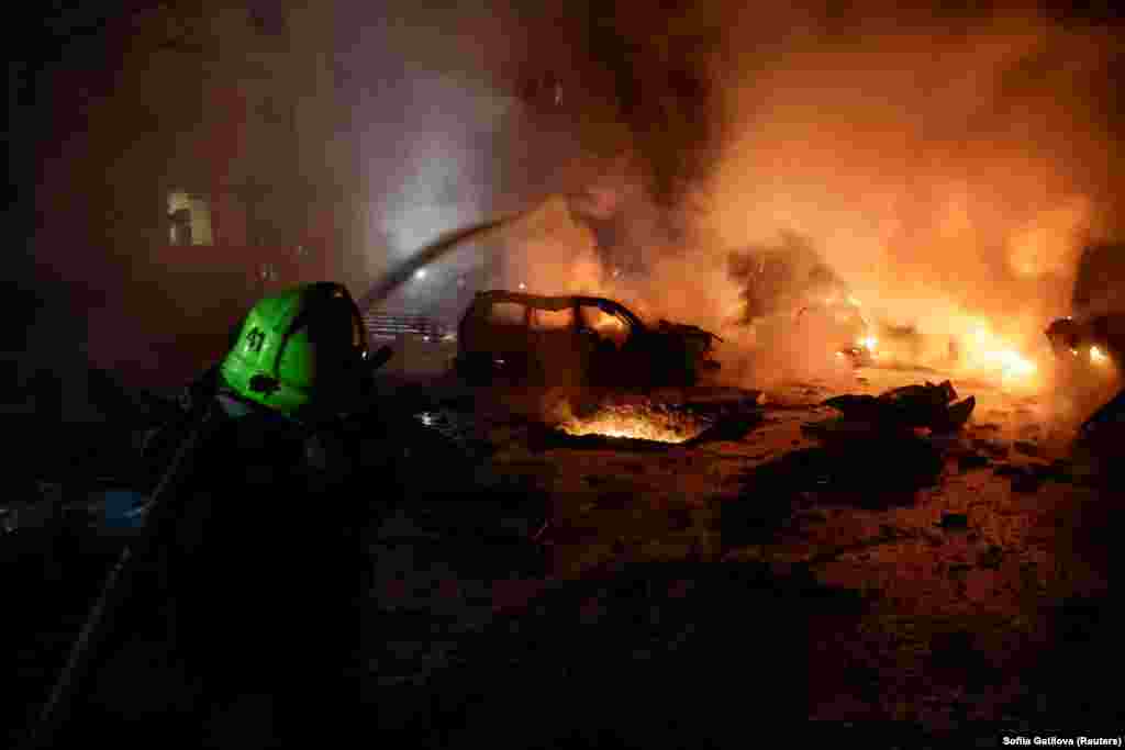 Рятувальники гасять пожежу, яка виникла через російську атаку на Харків