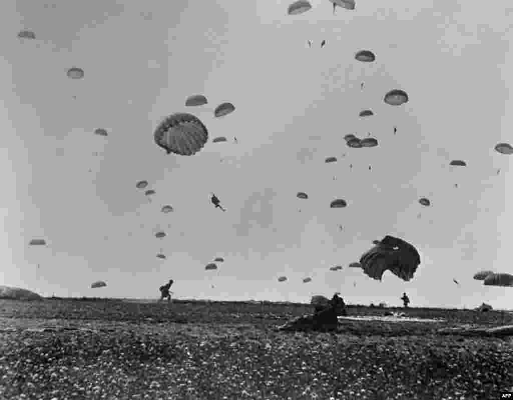 На этом фото, сделанном 6 июня 1944, десантники союзных войск высадились на побережье Ла-Манша после того, как союзные войска штурмовали пляжи Нормандии во время Дня &laquo;Д&raquo;