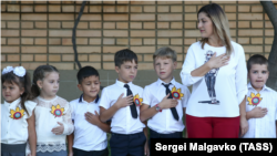 Школьники на торжественной линейке, посвященной Дню знаний в Судаке. Архивное фото