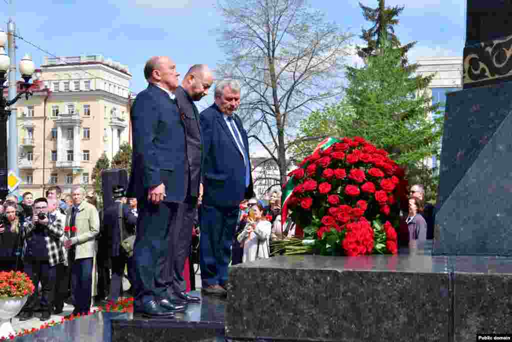Марат Әхмәтов, Әсгать Сәфәров, Ркаил Зәйдулла Казанда Габудлла Тукай һәйкәле янында