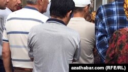 Очередь у продовольственного магазина, Туркменистана (иллюстративное фото)  