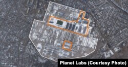 Ракетна база в Осиповичах, фотографія зроблена 24 лютого 2025 року. Нові та реконструйовані будівлі виділено помаранчевим кольором