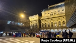 ჩეხმა აქტივისტებმა პრაღაში აქცია გამართეს და ევროკავშირის წევრ სახელმწიფოებს მოუწოდეს, უკრაინისთვის რეპარაციის სესხი გამოეყოთ და გაყინული რუსული ფინანსური აქტივები უკრაინის თავდაცვისთვის გამოეყენებინათ, 2025 წლის 4 დეკემბერი.