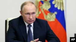 «З цим органом Росія не співпрацює, а можливі «рецепти» на арешт, що виходять від Міжнародного суду, будуть для нас юридично нікчемними» – заявила представник МЗС РФ Марія Захарова