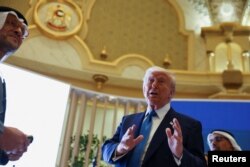 Дональд Трамп и наследный принц Абу-Даби шейх Халед бин Мохамед бин Заид Аль Нахайян посещают бизнес-форум во дворце Каср Аль-Ватан. Объединенные Арабские Эмираты, 16 мая 2025 года