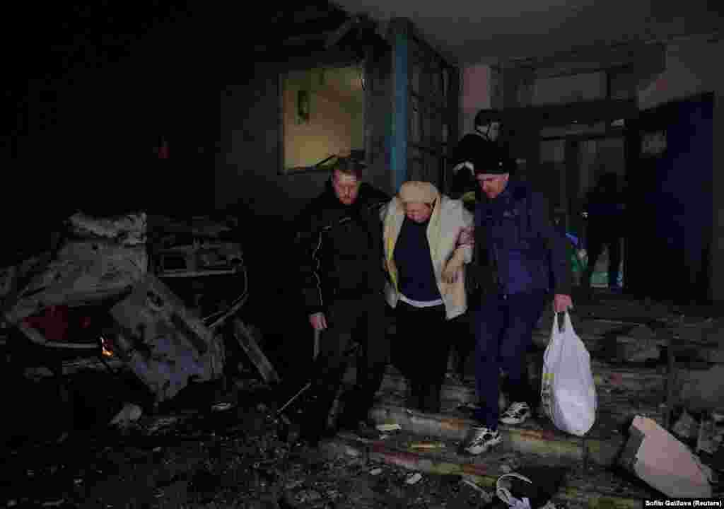 Жителі Харкова евакуюються з пошкодженої російським обстрілом багатоповерхівки