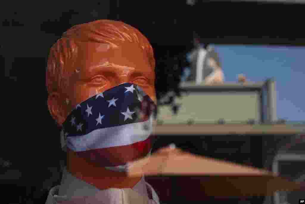 Манекен у захисній масці для обличчя в торговій точці Citadel Outlets в Комерце, Каліфорнія. Керівник штату Каліфорнія Гевін Ньюсом закликав каліфорнійців звернутися до своїх &laquo;найкращих ангелів&raquo; та використовувати здоровий глузд у святкові вихідні, одягнути захисні маски і пропустити традиційні зустрічі з родиною та друзями