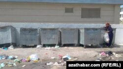 Zir-zibil çeleklerinden derege ýarjak zat gözleýän zenan. (Arhiw suraty)