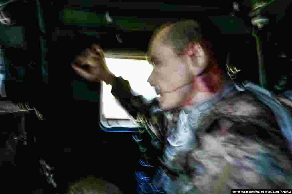 Пораненого бійця евакуюють із Серебрянського лісу. Лютий 2024 року