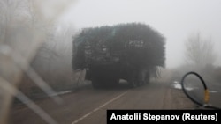 Un vehicul blindat ucrainean echipat cu o armură suplimentară din sârmă metalică pe un drum lângă Pokrovsk, pe 23 noiembrie 2025.