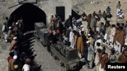 په بلوچستان کې کان کیندونکي سکاره لېږدوي - پخوانی انځور.