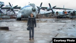 Валентин Виговський на тлі літака