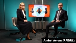 Ministrul Economiei, Bogdan Ivan, alături de jurnalista Anca Grădinaru după un interviu acordat Europei Libere în martie 2025. Una dintre temele abordate atunci viza situația șantierului naval Damen Mangalia