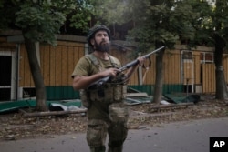 Український солдат готується стріляти по російських безпілотниках FPV у місті Костянтинівка