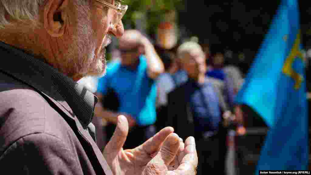 Faaliyetçiler hatıra işareti yanında cemaatnen dua oquy