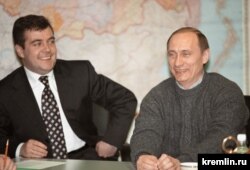 Володимир Путін (праворуч) і керівник виборчого штабу кандидата на посаду президента Росії Дмитро Медведєв (зліва) проводять пресконференцію у виборчому штабі. Росія, 26 березня 2000 року
