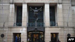 Мурофиаи аввалини Муҳаммад Шарифуллоҳ дар ИМА, ки қарор кард ӯро ба ҳабс бигирад, дар Додгоҳи Алберт Браяни Вирҷиния баргузор шуд