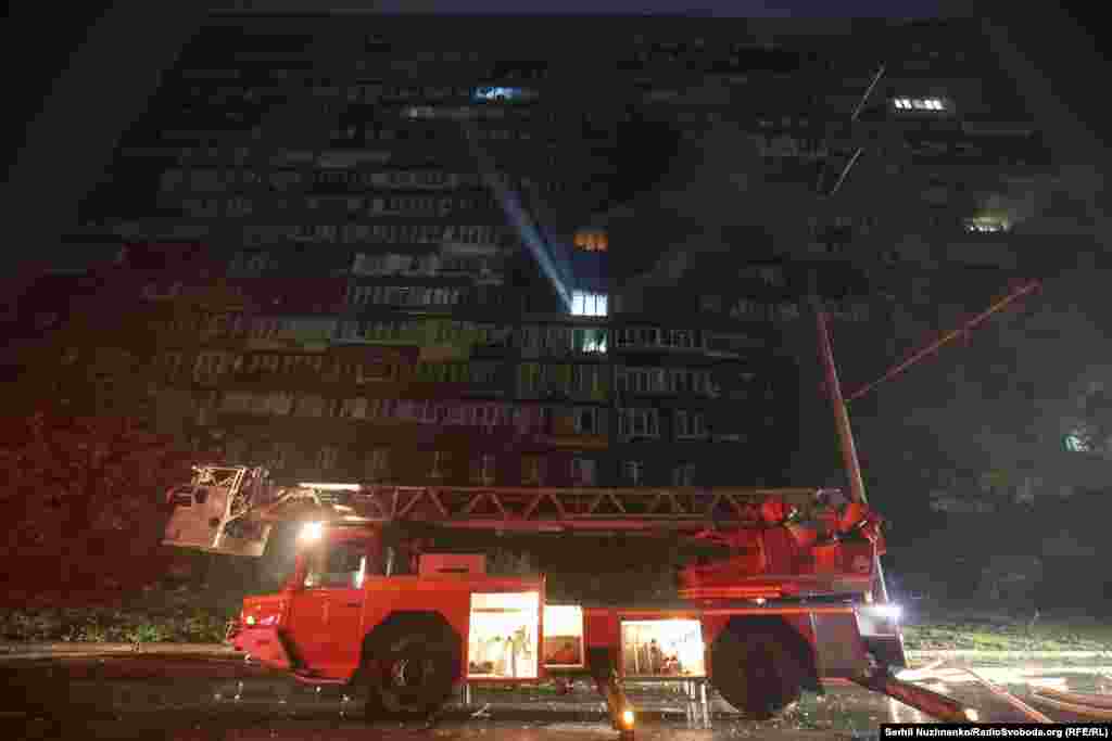 Машина ДСНС у дворі будинку в Печерському районі Києва