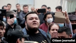 Блогер Шухрат Мусаев задает вопрос Хидирназару Аллакулову. Ташкентская область, 12 марта 2021 года.