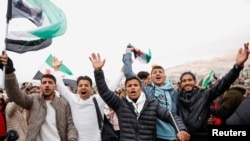 Башар Асаддын бийликтен кулатылышынын бир жылдыгын белгилеп жаткан сириялык жаштар. 8-декабрь, 2025-жыл.