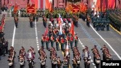 Российские военнослужащие маршируют колоннами на военном параде на Красной площади. Москва, 9 мая 2025 года