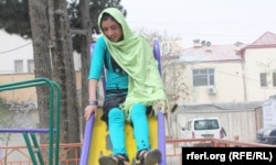 15-летняя Сахар Гюль катается с горки во дворе. Кабул, 8 апреля 2012 года.